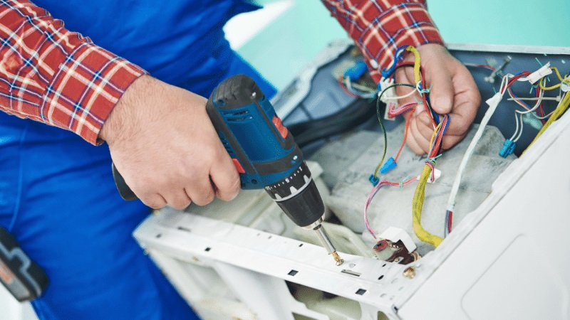 Alaşehir Smeg Smeg çamaşır makinesi kart tamiri – Su almama arızası orijinal parça ile giderildi. - Teknik servis örneği